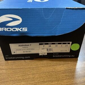 Brooks Addiction 7 Shoes Womens Size 7 Narrow 2A Gray Silver Running Support